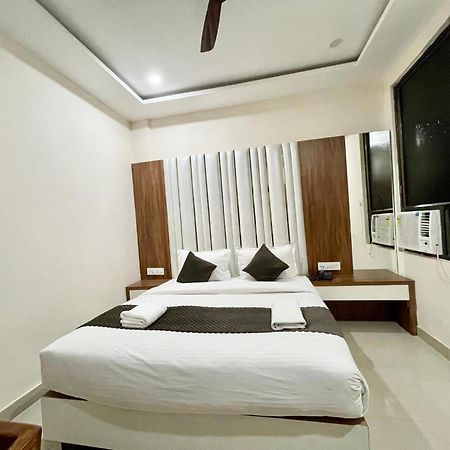 Hotel Shree Radha Krishna พาราณสี ภายนอก รูปภาพ