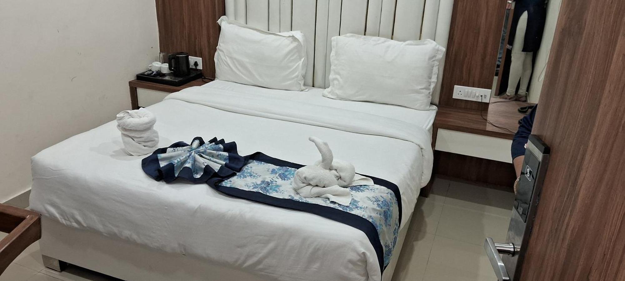 Hotel Shree Radha Krishna พาราณสี ภายนอก รูปภาพ