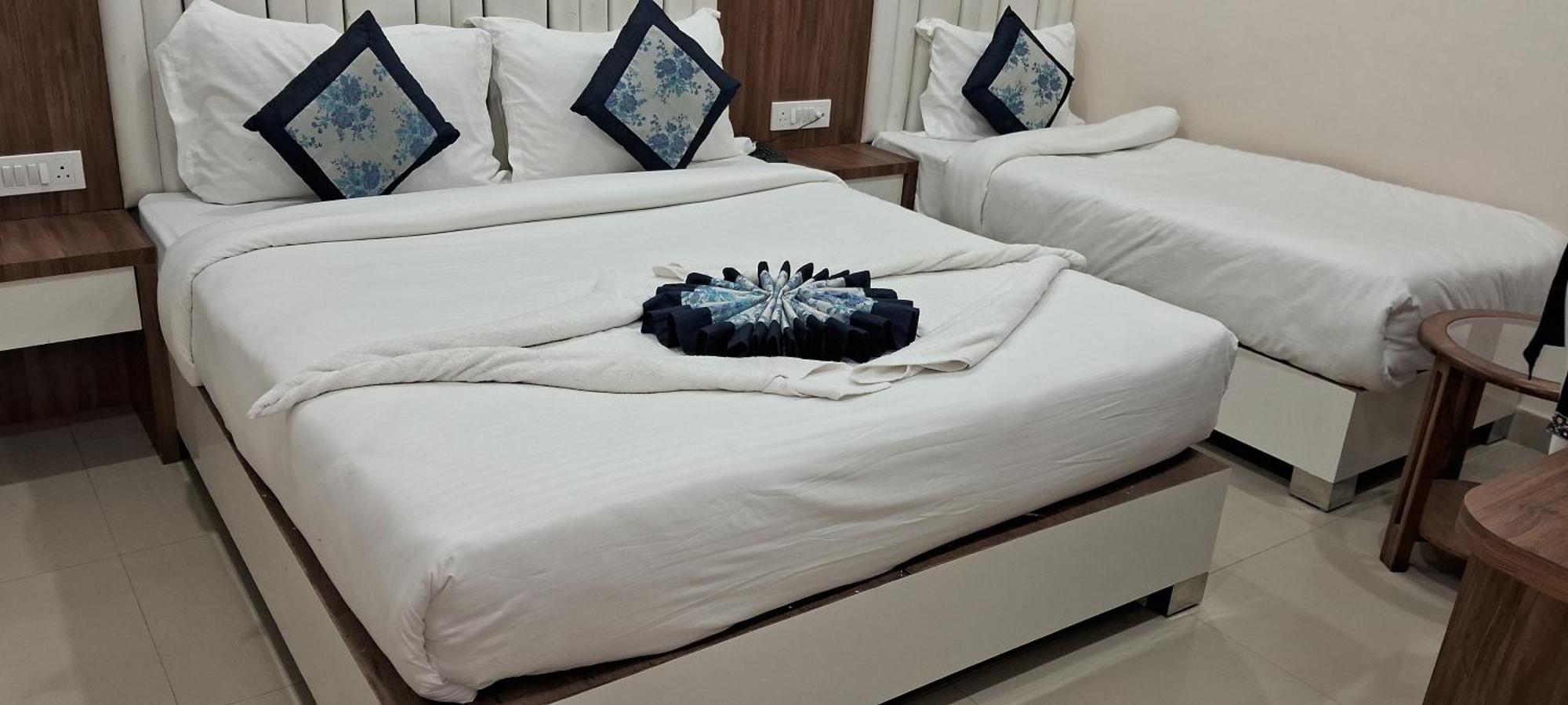 Hotel Shree Radha Krishna พาราณสี ภายนอก รูปภาพ