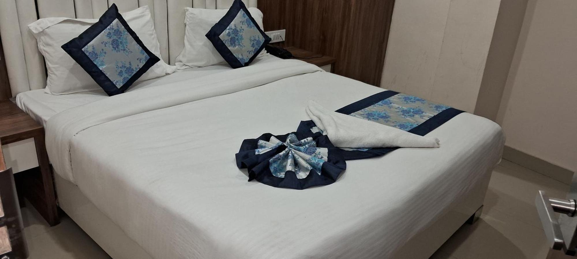 Hotel Shree Radha Krishna พาราณสี ภายนอก รูปภาพ