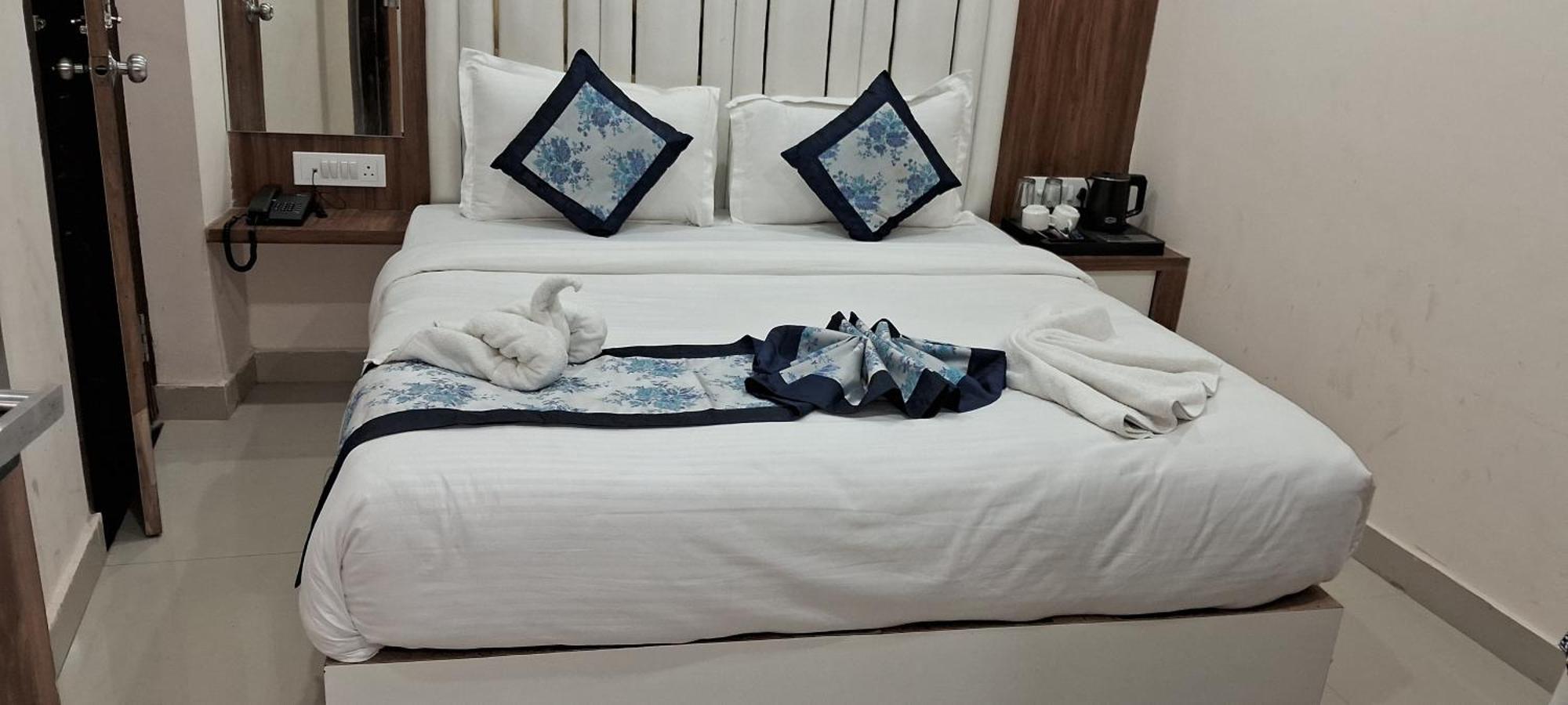 Hotel Shree Radha Krishna พาราณสี ภายนอก รูปภาพ
