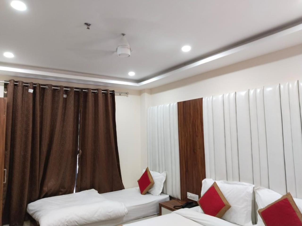 Hotel Shree Radha Krishna พาราณสี ภายนอก รูปภาพ