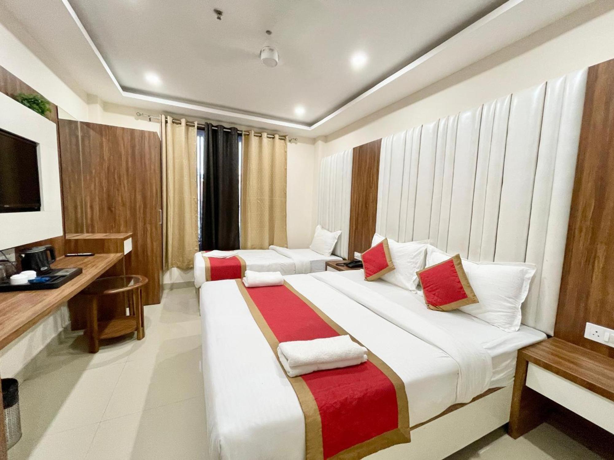 Hotel Shree Radha Krishna พาราณสี ภายนอก รูปภาพ