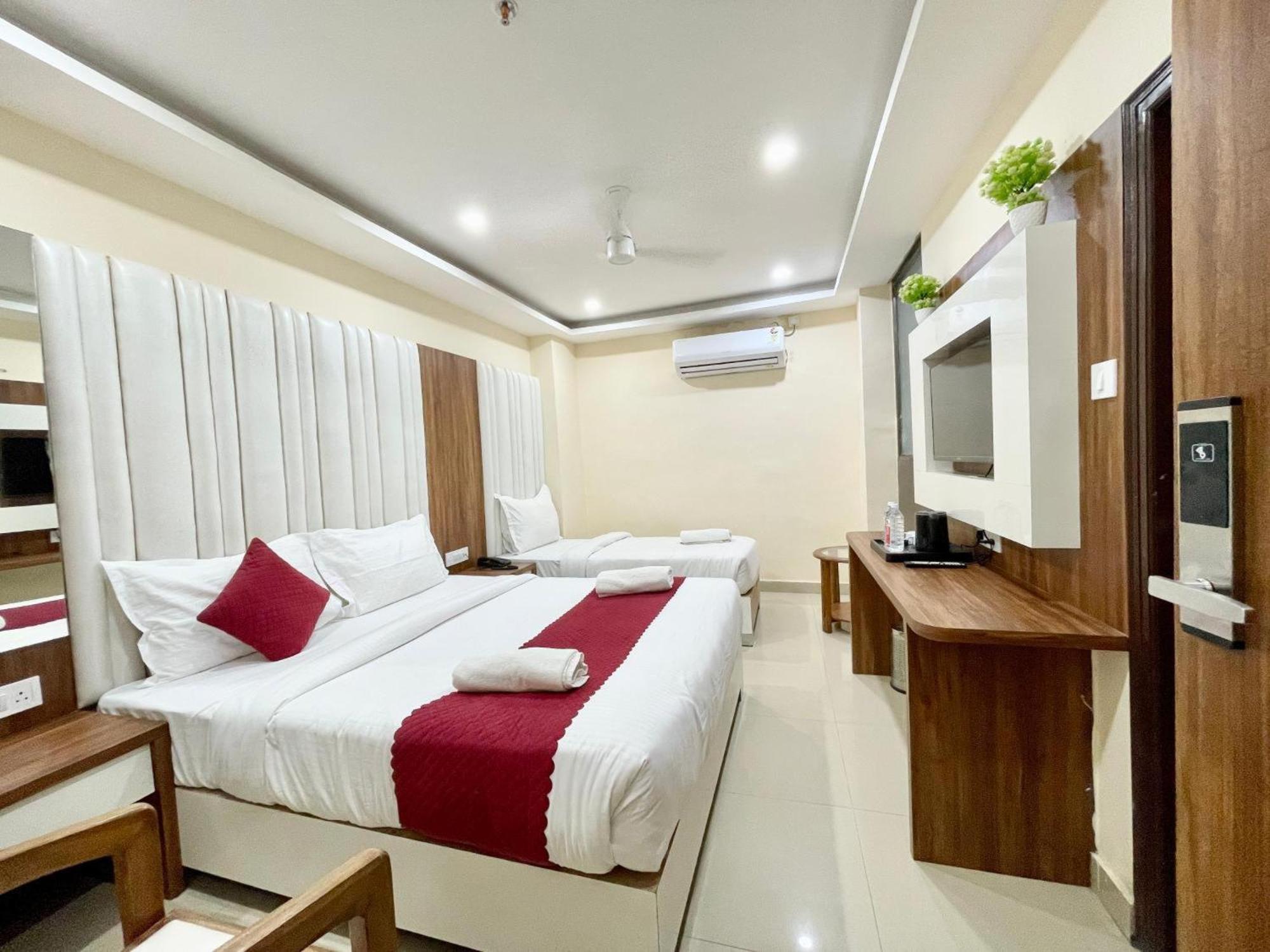 Hotel Shree Radha Krishna พาราณสี ภายนอก รูปภาพ