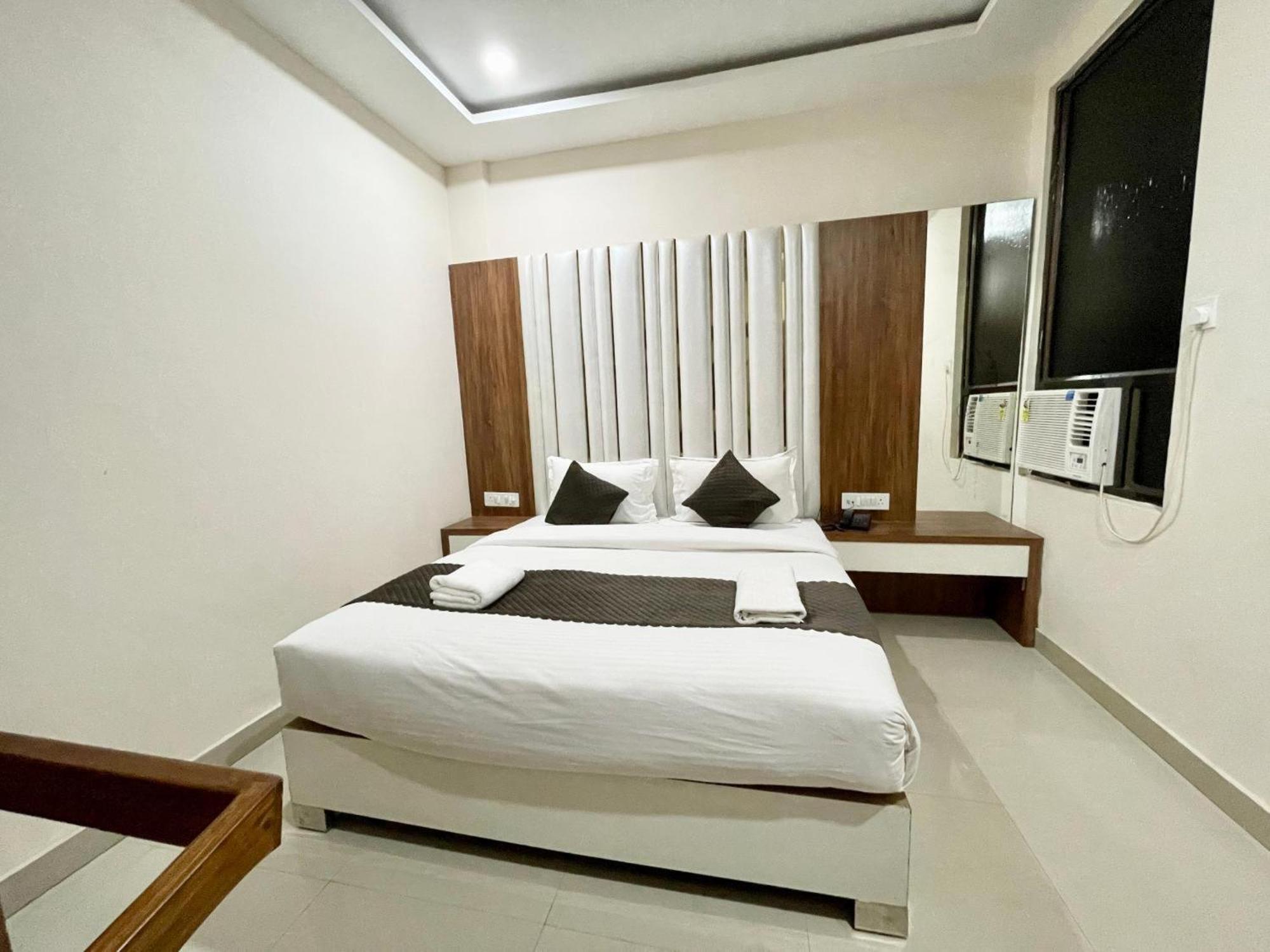 Hotel Shree Radha Krishna พาราณสี ภายนอก รูปภาพ