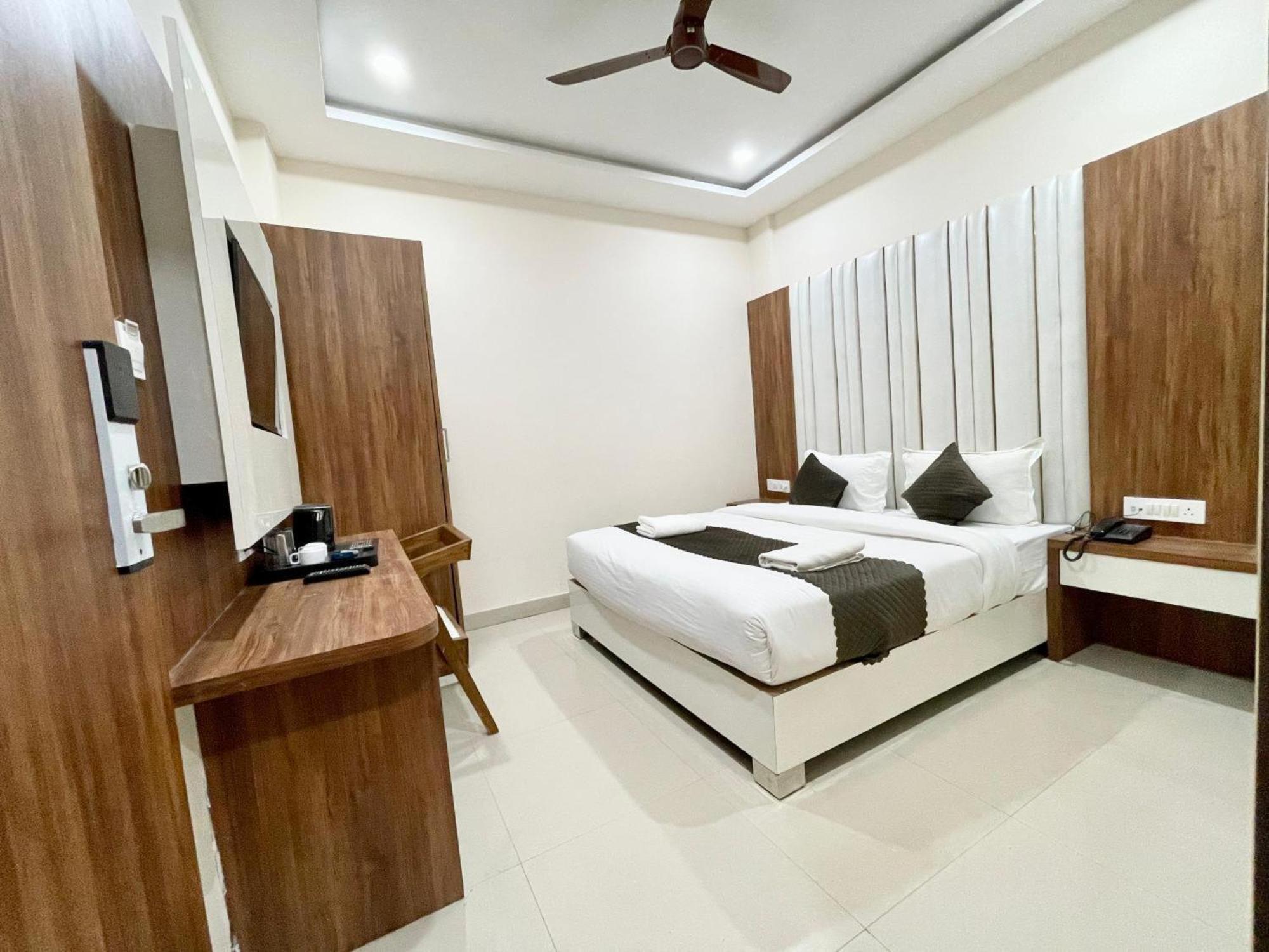 Hotel Shree Radha Krishna พาราณสี ภายนอก รูปภาพ
