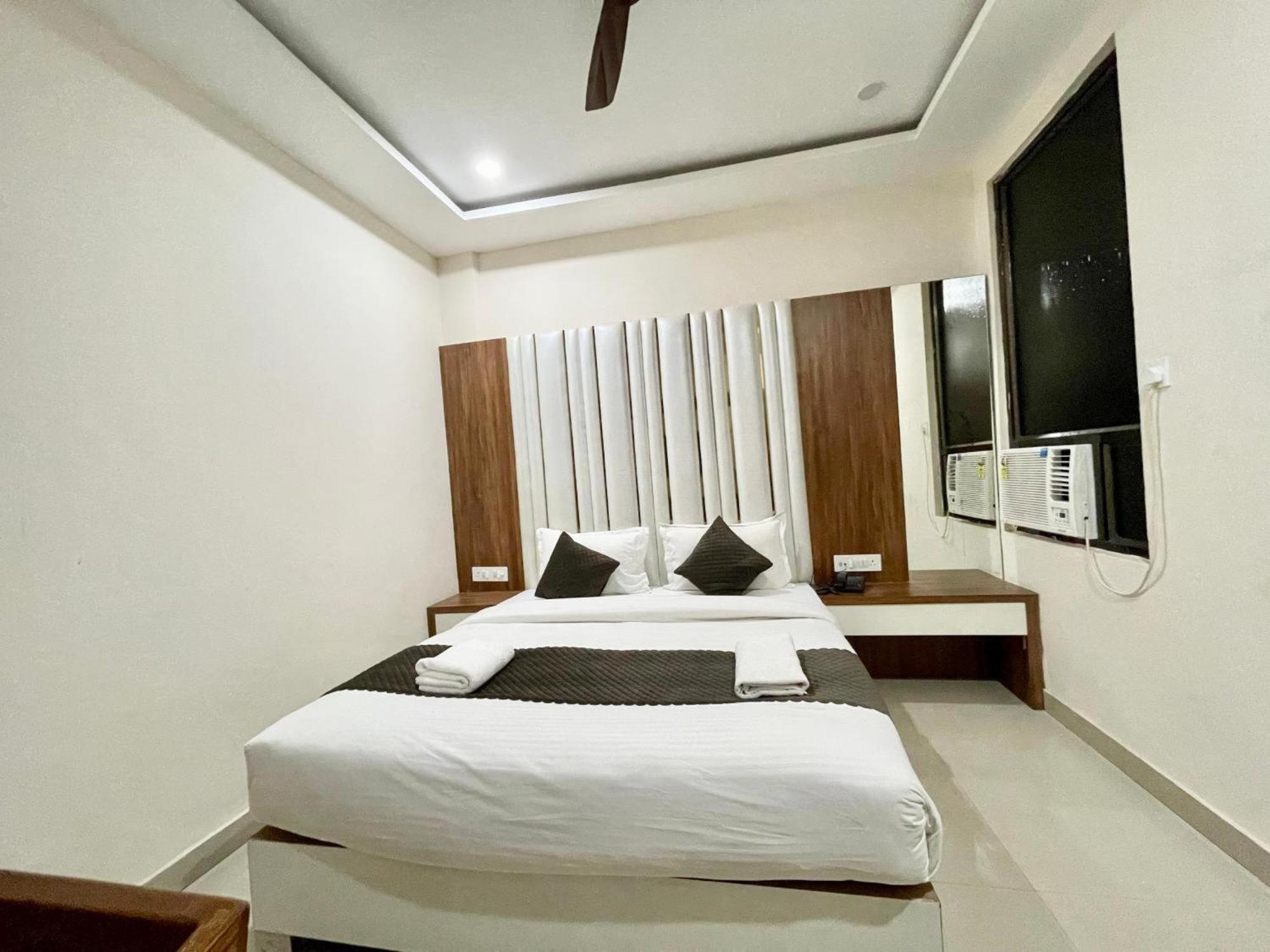 Hotel Shree Radha Krishna พาราณสี ภายนอก รูปภาพ