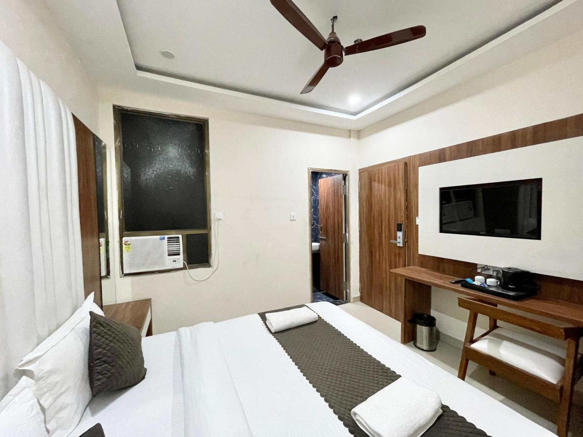 Hotel Shree Radha Krishna พาราณสี ภายนอก รูปภาพ