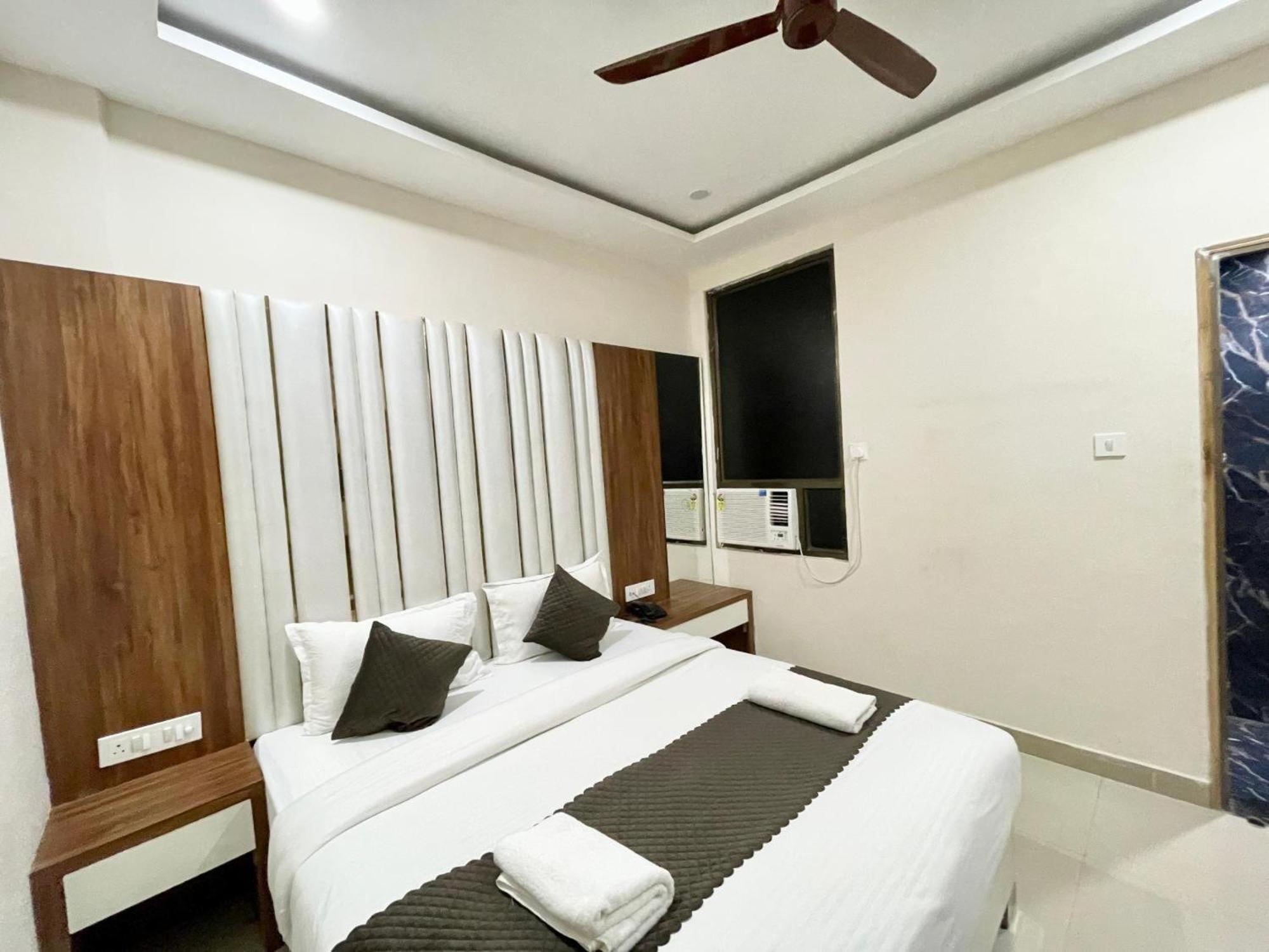 Hotel Shree Radha Krishna พาราณสี ภายนอก รูปภาพ
